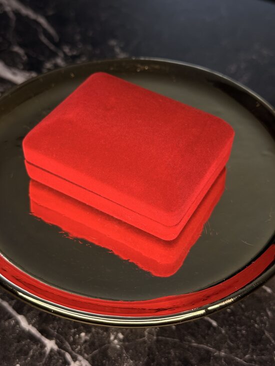 Sarkana samta kastīte rotaslietām 