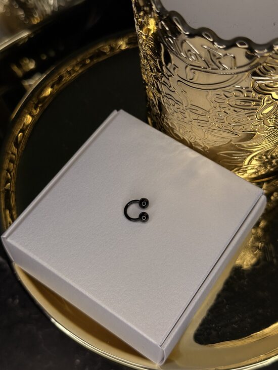 Keramikas auss pīrsings ar noskrūvējamām bumbiņām 