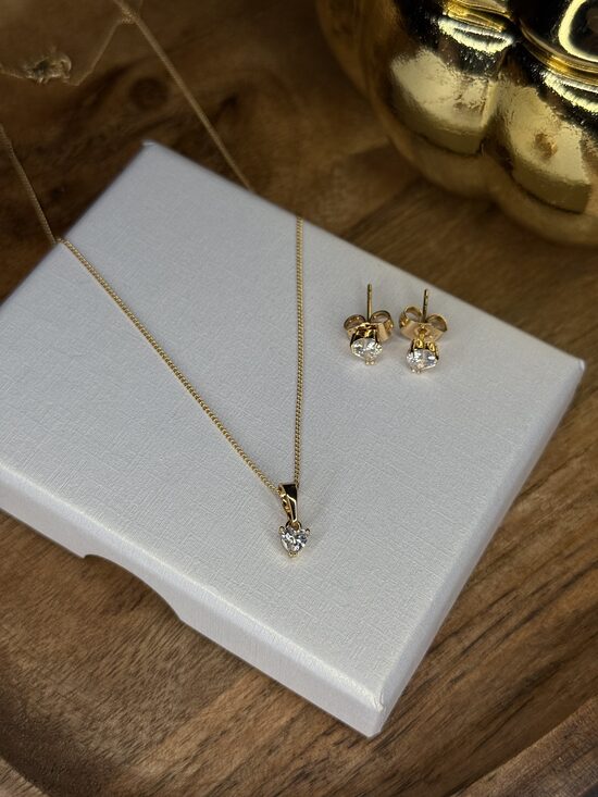 Apzeltīts komplekts ar klasiskiem auskariem un sirsniņu kaklarotu 