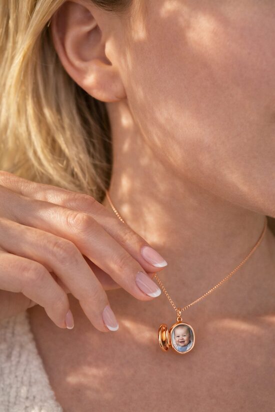 Rozā zelta kaklarota ar atveramu kulonu kur ielikt bildīti PP66