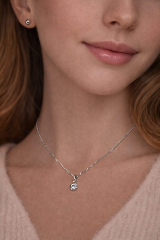 Sudraba komplekts ar auskariņiem un kaklarotu 