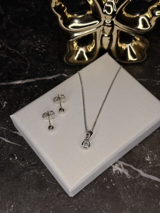 Sudraba komplekts ar auskariņiem un kaklarotu 