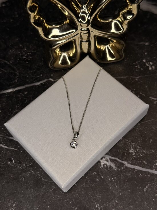 Sudraba kaklarota - maigā klasika 