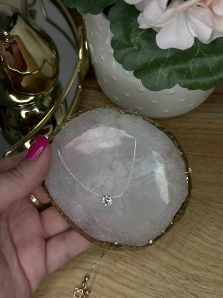Neredzamā kaklarota ar baltu swarovski kristālu - apzeltīta 