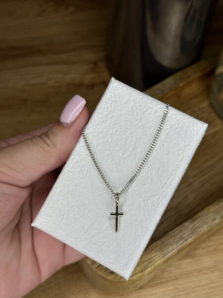 Sudraba kaklarota ar krustiņu GG2